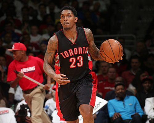 詹姆斯篮板抢断关键时刻锁定胜局（詹姆斯关键时刻抢板断球，锁定胜利）