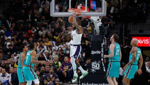 每体：部分法兰克福球迷在诺坎普闹事，向巴萨球迷投掷照明弹（每体：诺坎普发生冲突，部分法兰克福球迷向巴萨球迷投掷照明弹）