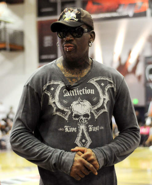 每体：若接受手术奥尔莫要缺阵4个月，因此巴萨选择保守治疗（每体：手术恐缺席4个月，巴萨为奥尔莫选择保守治疗）