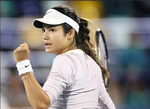 当选11月最佳球员，瓦尔迪是意甲首位获此殊荣的英格兰球员（瓦尔迪当选11月最佳，成意甲首位获此荣誉的英格兰球员）